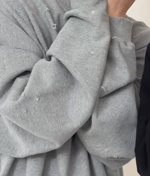 Fuunya040223's tweet photo. 風雅、名札の針で色んなとこに穴あいちゃったみたいな服着ててヤバい、かわいい https://t.co/f3eYIbCSwi