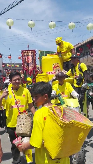 xiaohui0610's tweet photo. Singkawang lagi rame parah tapi tetap terasa hangat dan Energi Extra Joss #CapGoMehSingkawang #CapGoMehExtraJoss https://t.co/OEuqBn4vAV