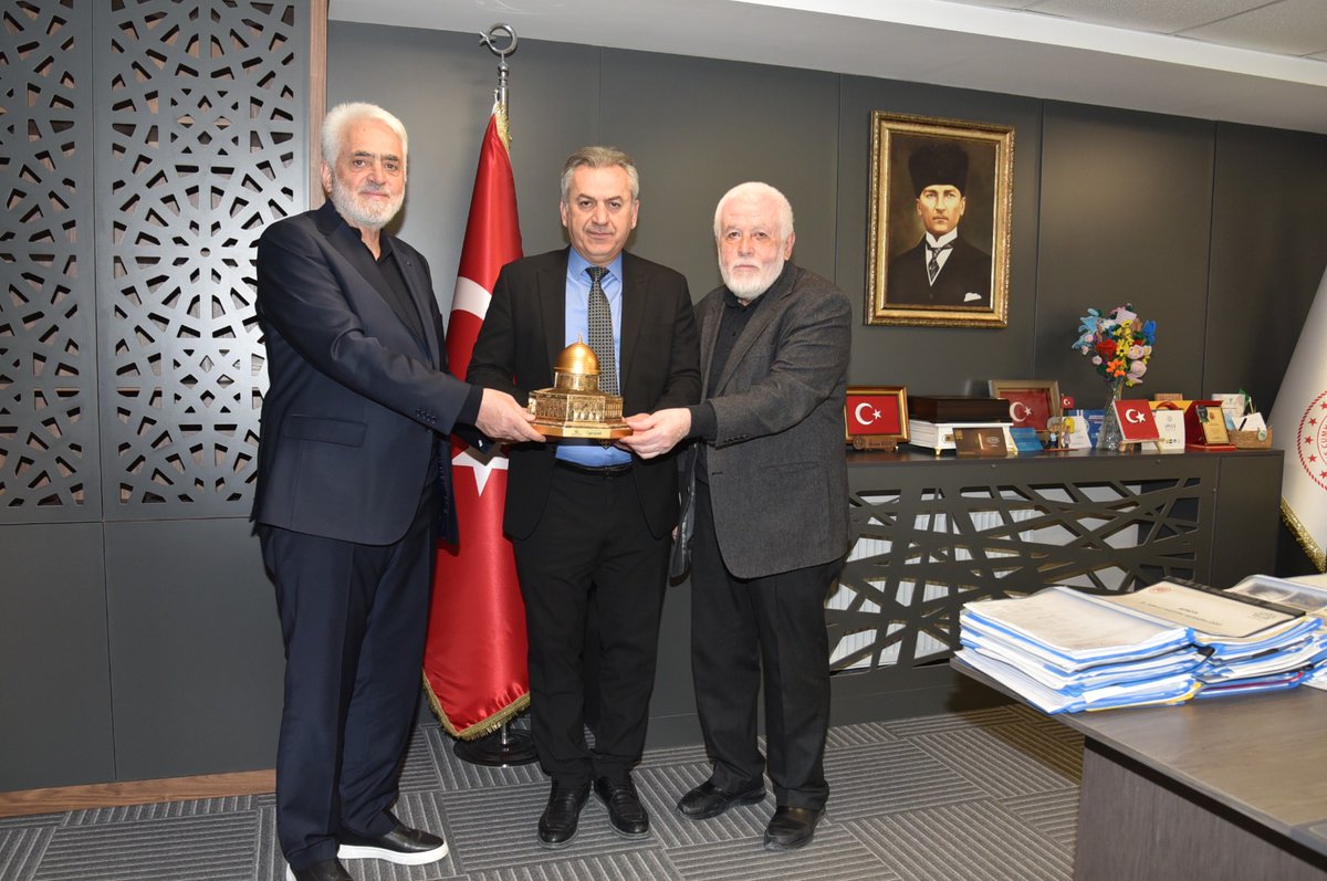 konyamem's tweet photo. Safa Vakfı Konya Şube Başkanı Yusuf Demirel ve Veren El Derneği Konya Şube Başkanı Davut Bulut İl Millî Eğitim Müdürümüz Murat Yiğit’i ziyaret ettiler.

@gokhanmurat1 
#Konyamem https://t.co/4Hd7ZBPYIS