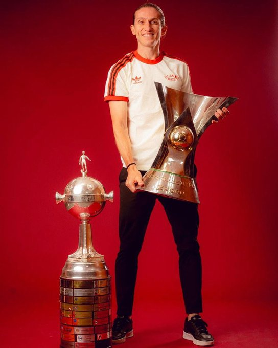 O lateral que parou de jogar porque não podia mais jogar no Flamengo.

O técnico campeão brasileiro e da Libertadores no 1º ano.

Descanse. Desfrute. E aproveite o privilégio de poder olhar para sua história com orgulho, pq são poucos os que podem fazer isso.

Obrigado, Filipe!