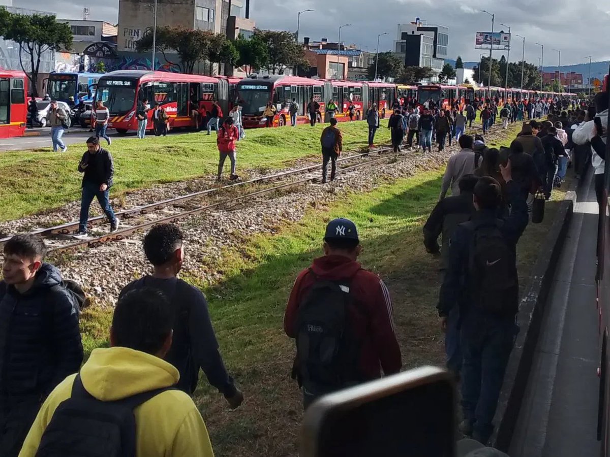 FabianPardoR's tweet photo. TransMilenio colapsado otra vez. Trancado. Asfixiante. Y nos siguen vendiendo “movilidad”.  Esto ya no es congestión, es obsolescencia. Horas perdidas, vidas exprimidas y cero dignidad para el usuario. ¿Hasta cuándo con el mismo modelo? https://t.co/WNEFlIJnqj