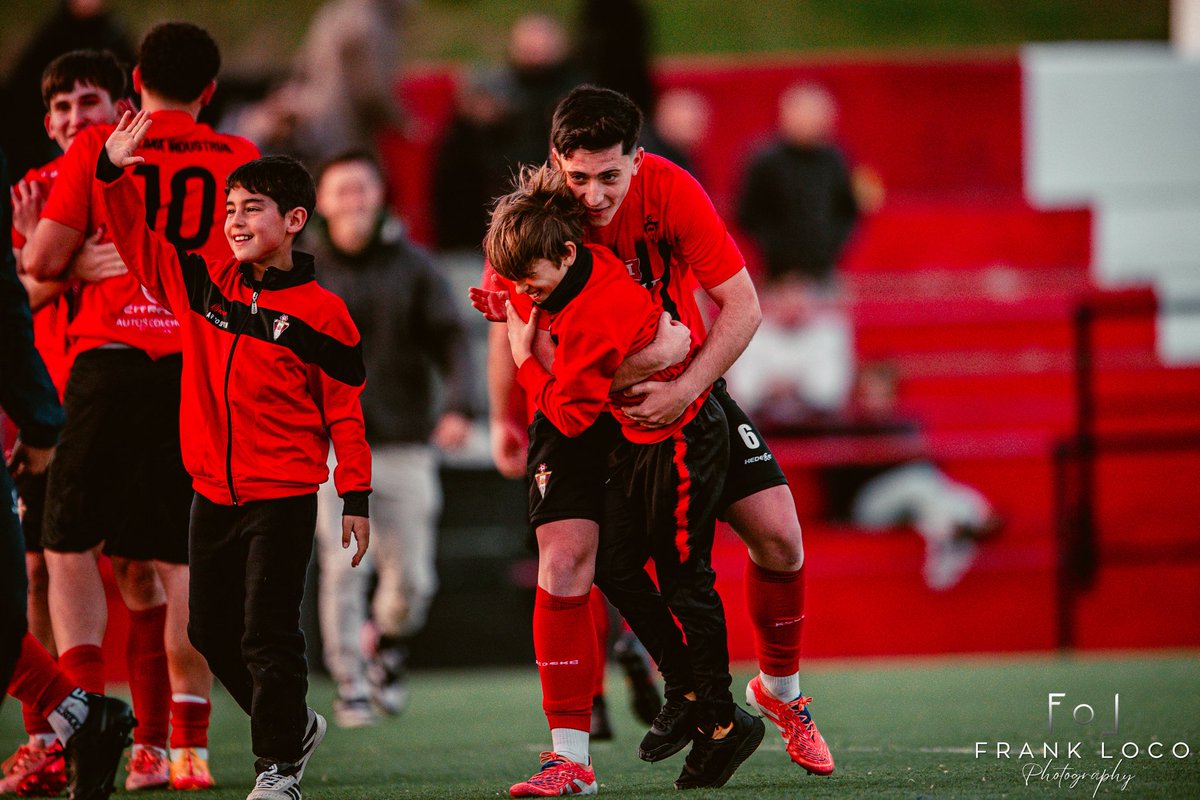 Esta es una de las cosas por la que este club es tan especial <a href="/CICF1981/">Chiclana Industrial C.F.</a> canteranos ahora jugando en el primer equipo que son espejos e ídolos de los pequeños de nuestro club!! ❤️🖤