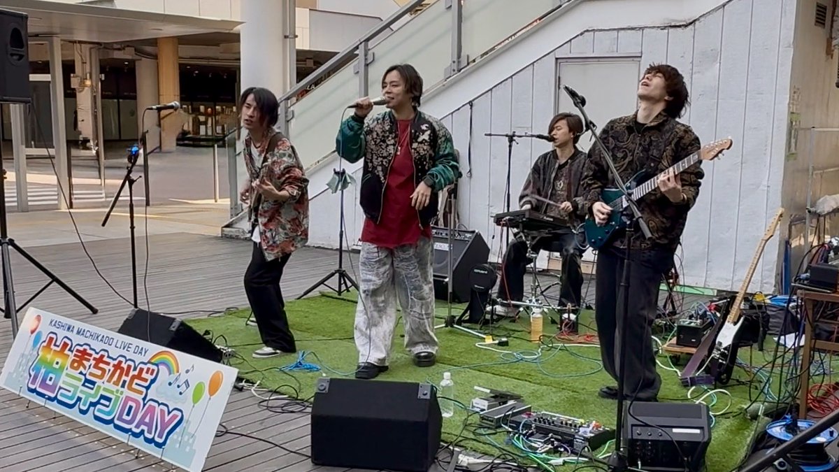 tomocon_calore's tweet photo. RebellioN@柏まちかどライブDAY🎶➰🎸🎤🥁🎸大好きなWhite Earth聴けましたー🥰新フライヤーの、ゴブラン織❓の緻密な織り模様や繊細な刺繍のスカジャンの衣装に見入っていたら、緻密な音楽や繊細なハーモニーのRebellioNみたい、と思ったり☺️ https://t.co/w32iSgtXQl