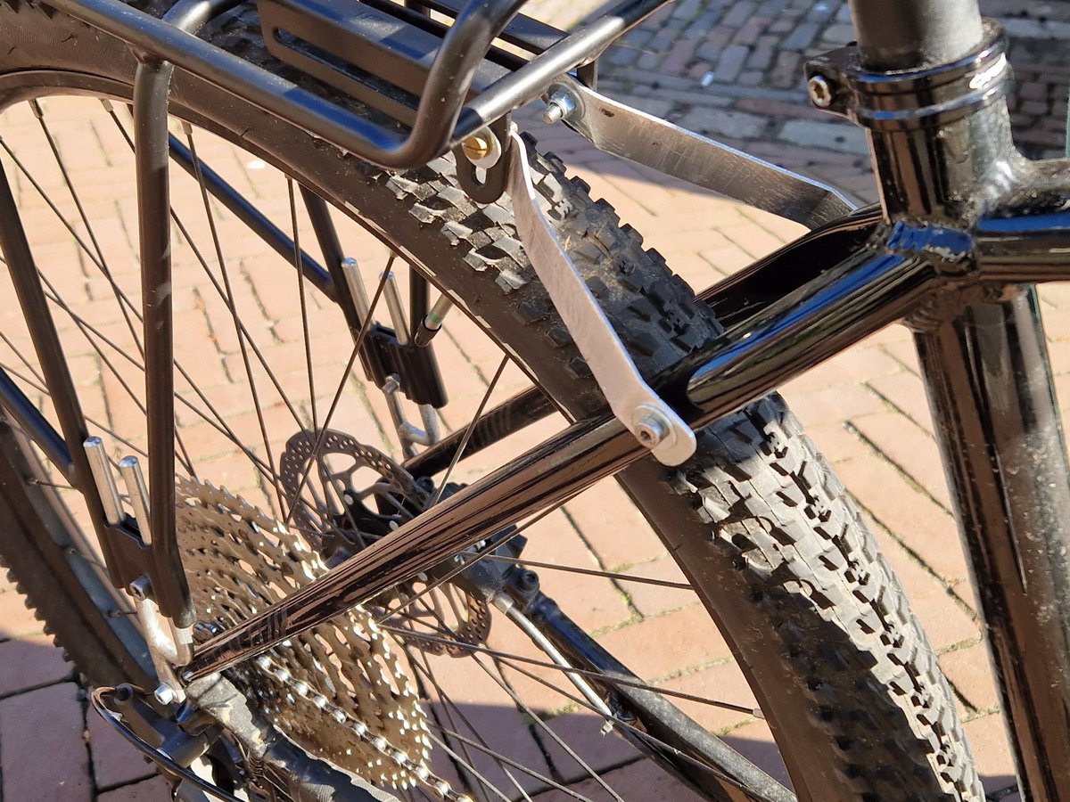 marcomout's tweet photo. #IkHebEenLeerling en die fietst voor zijn vrijwilligerswerk zeer regelmatig 24 km heen en 24 km weer. Dus toen er een nieuwe bagagedrager kwam, maakte hij zelf de verbindingen in de #HuisWerkPlaats!
#metaal
#Fietsen https://t.co/lXeeFdBNhJ