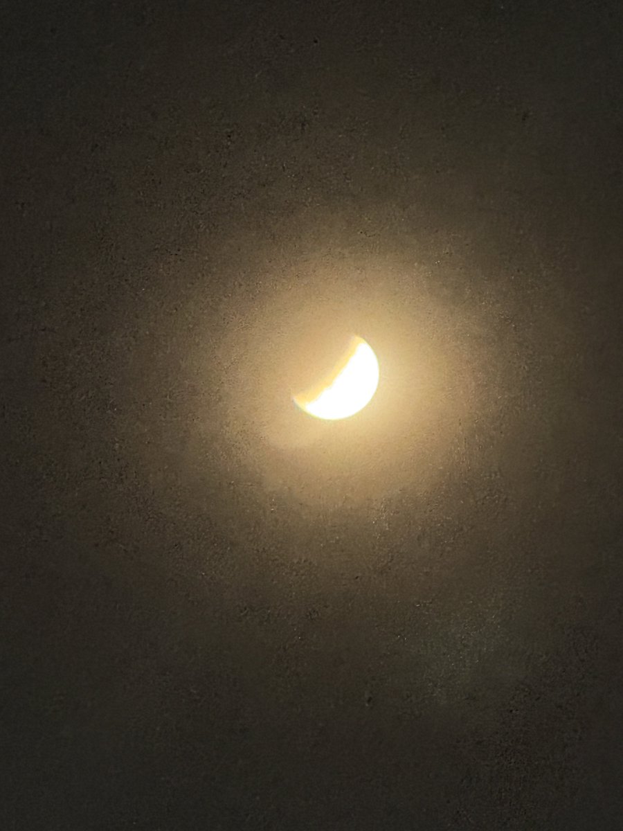 summer_th_'s tweet photo. ราหูยังได้อมจันทร์
แล้วเมื่อไรจะได้อมเธอ 🌓 https://t.co/4OyrQPBW5L