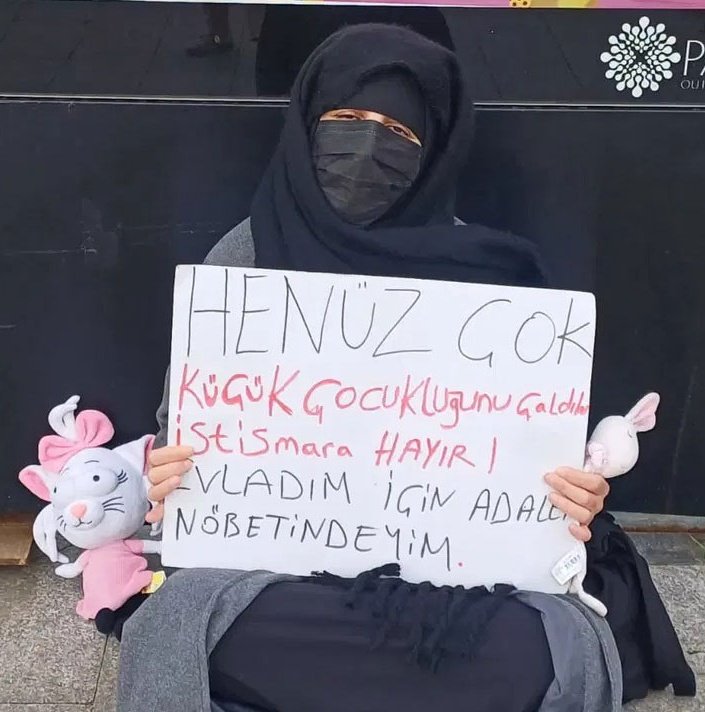 saboozge's tweet photo. Dakikalardır ben mi yanlış anladım diye farklı sitelerden haberleri okuyorum. 
Doğru anlamışım. Aynıymış .
2 gün ...
2 kadın ...
2 hikaye ...
2 cinayet !!!
AYNI İSİM ! #FatmaNurÇelik 

Dünyalar değişiyor. Kadına edilen zulüm de , kadının yeri de hep aynı kalıyor ! https://t.co/rko2EuLpeR