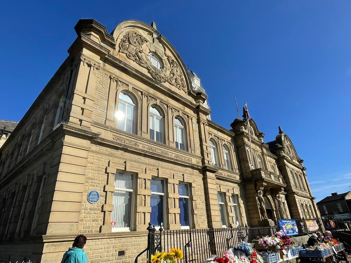 Goodfundraisin1's tweet photo. What a beautiful sunny day here in Ossett! ☀️

The office is soaking up the sunshine, and there’s such a lovely buzz around town - it’s market day in the centre today too! 

If you’re heading into town, enjoy the sunshine and make the most of the market! https://t.co/hIJAm99w3T