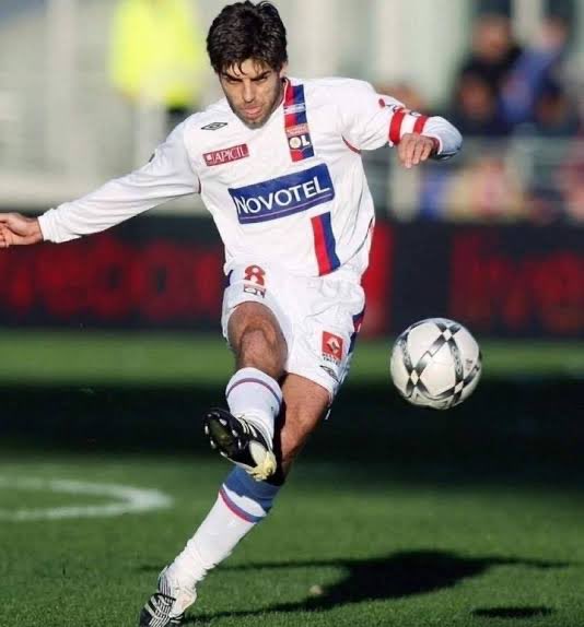 Juninho Pernambucano.
Master of Knuckle Ball. Ronaldo n Pirlo belajar dari beliau. Oliver Kahn, Iker Cassilas pernah jadi korban keganasan kaki kanannya
