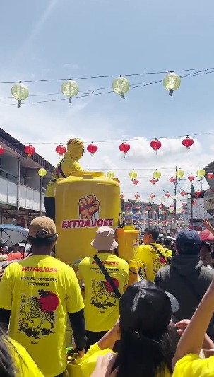 96wonhuily's tweet photo. Tiap sudut Singkawang hari ini kayak hidup dengan Energi Extra Joss 🔥 #CapGoMehSingkawang #CapGoMehExtraJoss https://t.co/xWnRhT9TX0