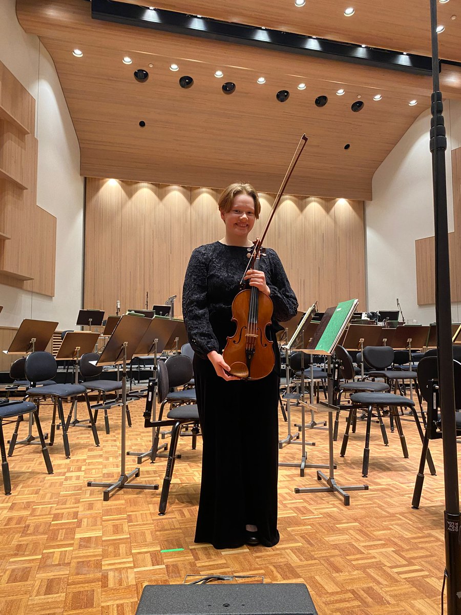 talappala's tweet photo. Olipas mahtavaa, että Emilia pyydettiin keikalle @OuluSinfonia konserttiin viime torstaina! Se on suuri palkinto myös vanhemmille, kun oma rakas lapsi pääsee ammattiorkesteriin soittamaan. Emilia vietiin 15 vuotta sitten ensimmäiselle soittotunnille 5-vuotiaana. https://t.co/WjSaZYAR0S