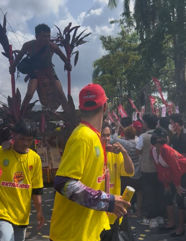 96wonhuily's tweet photo. Tatung jalan, suasana langsung naik level dengan Energi Extra Joss #CapGoMehSingkawang #CapGoMehExtraJoss https://t.co/cbq0lkfBAI