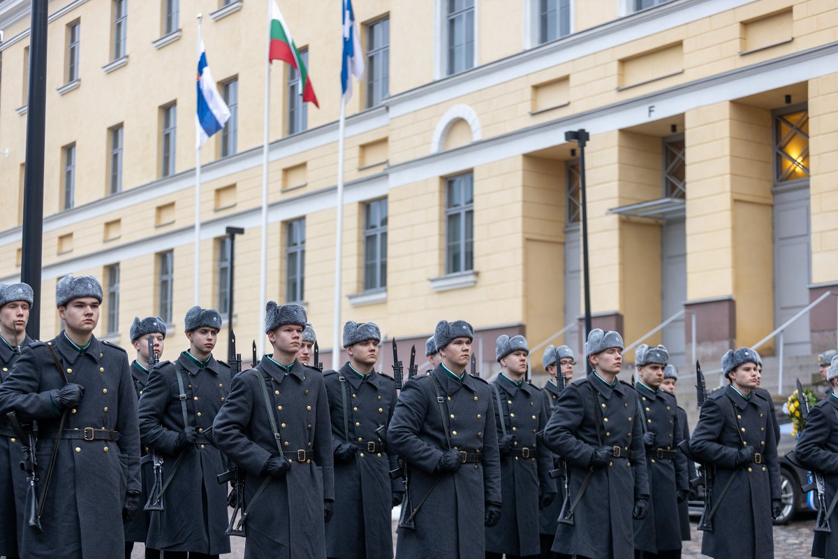 KaartinJR's tweet photo. Kaartin jääkärirykmentti kunnioitti Bulgarian kansallispäivää laskemalla seppeleen Kaartin kasarmilla sijaitsevalle Gorni Dubnikin muistomerkille.

Muistomerkille lasketaan seppeleet Bulgarian kansallispäivänä maaliskuussa ja Gorni Dubnikin taistelun vuosipäivänä lokakuussa. https://t.co/IVRgB8lNRy