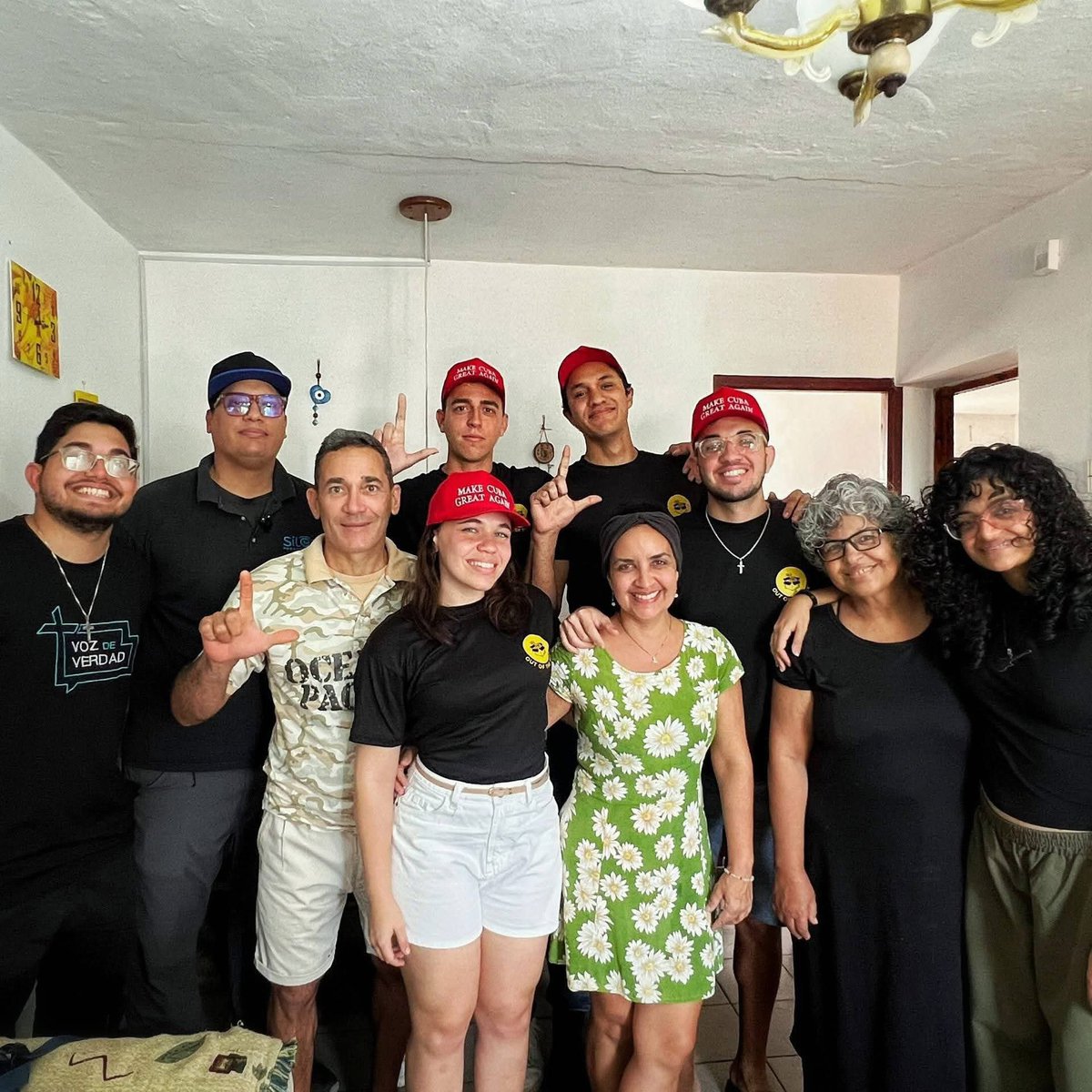MendezCapote1's tweet photo. Mira esta foto y dime qué ves? 

“Detrás de toda cuestión política se oculta una cuestión teológica”, dijo Donoso Cortés

Pero detrás de toda cuestión teológica se oculta una cuestión moral y detrás de ella, un cuestión estética. 

🤮👇 https://t.co/ZeruFhM48X