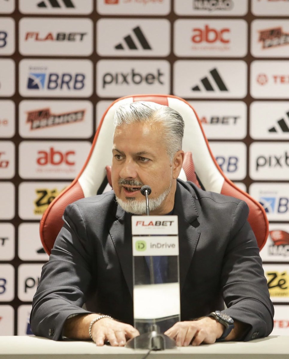 futebol_info's tweet photo. Diretor de futebol do Flamengo, José Boto vinha tendo relação desgastada com Filipe Luís.

Recentemente, o dirigente português se distanciou do treinador. Homem de confiança do presidente Bap, Boto foi ouvido em todas as etapas.

O dirigente está longe de ser unanimidade e é alvo de boa parte das reclamações do dia a dia do futebol. Muita gente, inclusive jogadores, reclama da forma como Boto se comunica.

Contra o Madureira, por exemplo, ele não esteve na corrente pós-jogo, mas a ausência também foi sentida em outros momentos de fase ruim do Fla.

🗞️ @geglobo 
📸 Gilvan de Souza/CRF