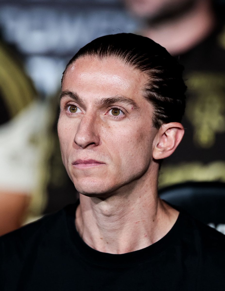 futebol_info's tweet photo. Diretor de futebol do Flamengo, José Boto vinha tendo relação desgastada com Filipe Luís.

Recentemente, o dirigente português se distanciou do treinador. Homem de confiança do presidente Bap, Boto foi ouvido em todas as etapas.

O dirigente está longe de ser unanimidade e é alvo de boa parte das reclamações do dia a dia do futebol. Muita gente, inclusive jogadores, reclama da forma como Boto se comunica.

Contra o Madureira, por exemplo, ele não esteve na corrente pós-jogo, mas a ausência também foi sentida em outros momentos de fase ruim do Fla.

🗞️ @geglobo 
📸 Gilvan de Souza/CRF