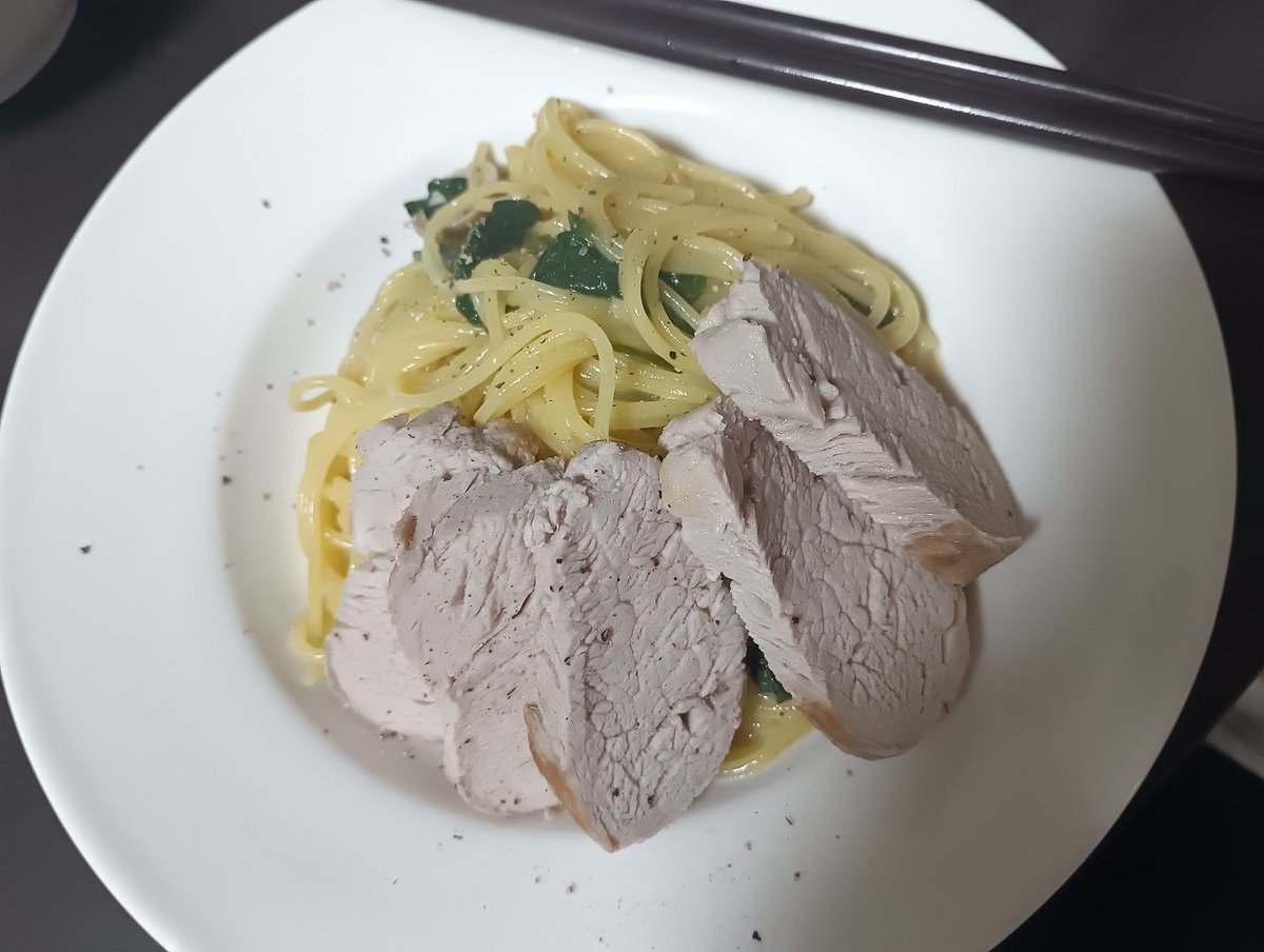 ciroc_ichigo's tweet photo. 夜は豚ヒレとパスタ。ちょっと火入れすぎたな… https://t.co/eCxMpy7swl