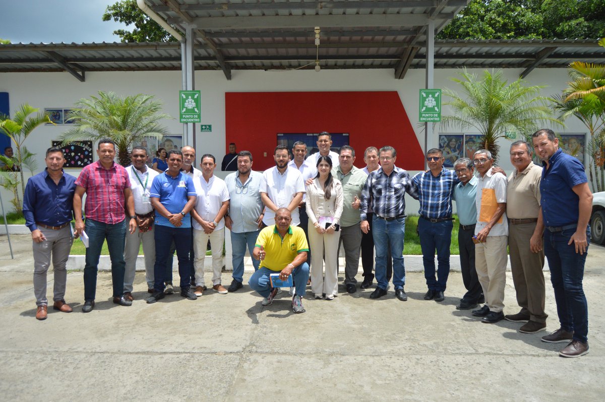 EducacionZ4_Ec's tweet photo. [PORTOVIEJO] 🏅 Mantuvimos reunión de trabajo con presidentes de @FedeManabi , @FEDESDT2, Federación Deportiva Estudiantil de Manabí y ligas cantonales, para impulsar cursos vacacionales y escuelas deportivas permanentes.
¡Más deporte, más oportunidades! ⚽️🏀

#ElNuevoEcuador 🇪🇨 https://t.co/MxyQXuhgxr