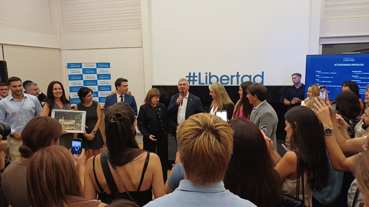 jorgeogalindez's tweet photo. Anoche en el #PikiPiki de la @FundLibertadRos, tuvimos la oportunidad de agradecerle a @PatoBullrich la tremenda, valiente y sin mezquindades polรญticas, potente ayuda que recibimos los rosarinos!
La foto tiene un gran valor agregado ya que la tomรณ nada menos que @gbongiovanni https://t.co/rl4TYDly66