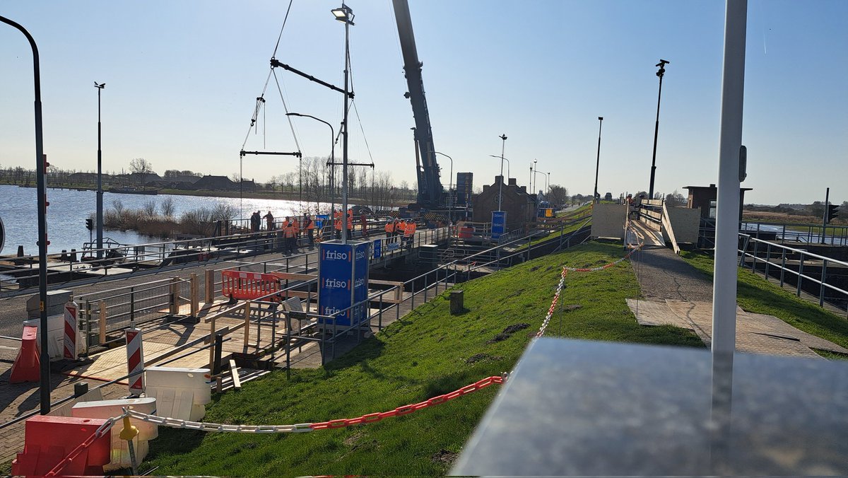 het eerste brugdek is geplaatst.  nog even doorbijten en dan is #zoutkamp weer op een goede manier bereikbaar