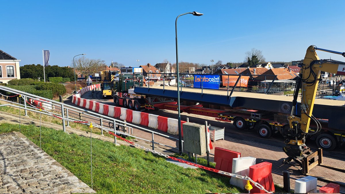 wiebedevries's tweet photo. het eerste brugdek is geplaatst.  nog even doorbijten en dan is #zoutkamp weer op een goede manier bereikbaar https://t.co/zkoBjPoMls