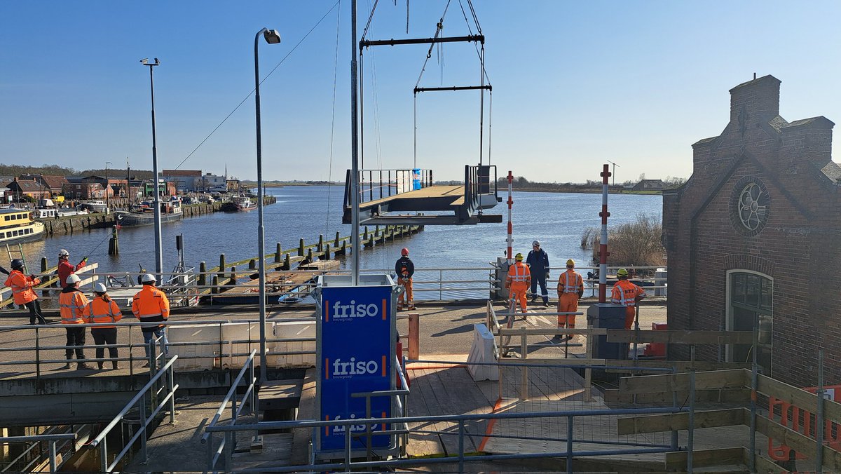 wiebedevries's tweet photo. het eerste brugdek is geplaatst.  nog even doorbijten en dan is #zoutkamp weer op een goede manier bereikbaar https://t.co/zkoBjPoMls