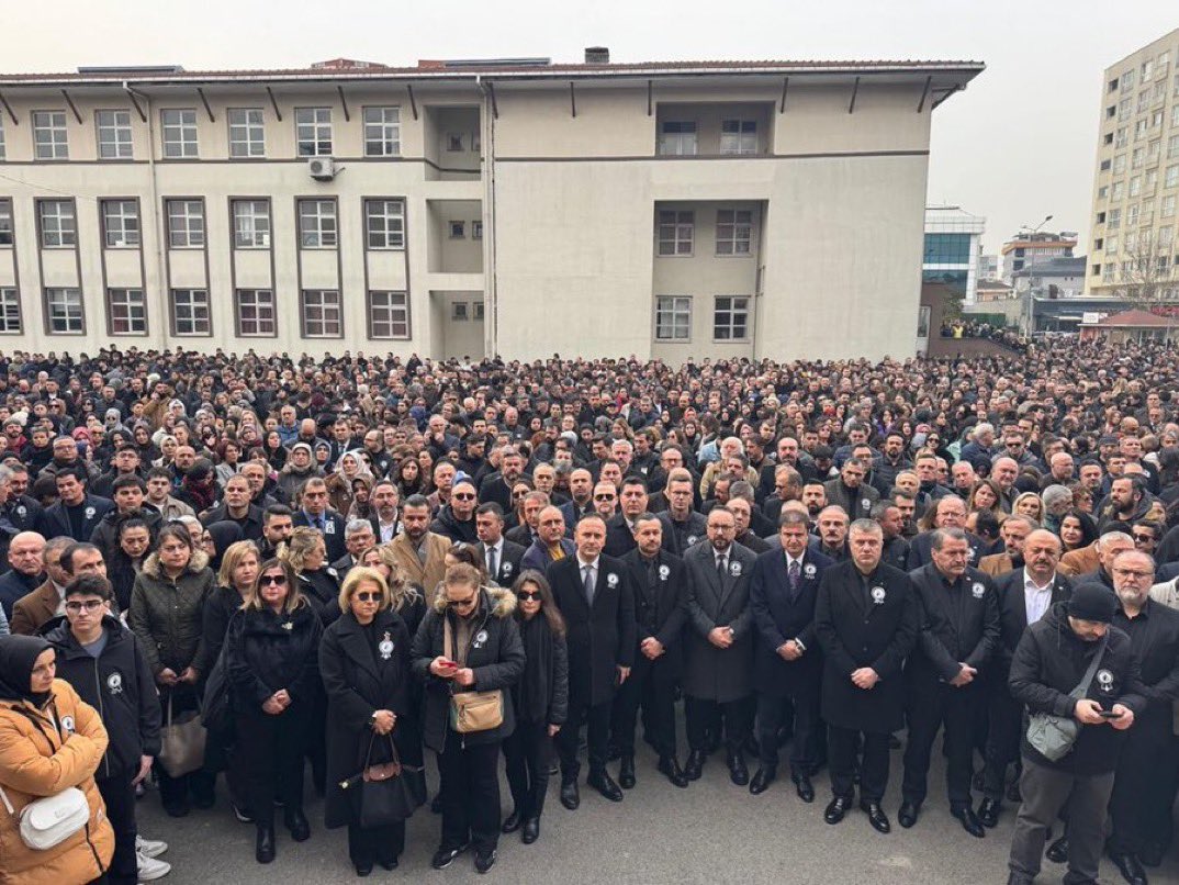 Öğrencisi tarafından katledilen Öğretmen Fatma Nur Çelik son yolculuğuna meslektaşlarının katılımı ile uğurlandı. 

Milli Eğtim Bakanı Yusuf Tekin öğretmen Fatma Nur Çelik için okulda düzenlenen törene katılmadı. Yerine Bakan yardımcısı Nazif Yılmaz’ı gönderdi. 

Bir öğretmen