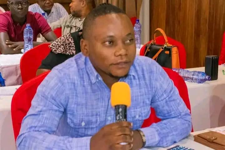 Le journaliste <a href="/sergesindani01/">Serge Sindani</a>, DG <a href="/Kis24Info/">KIS24 Info</a>   vient  d'être arrêté à l'instant au bureau de <a href="/FrivaoRDC/">Frivao RDC</a> à #Kisangani par des inconnus qui se sont identifiés comme les éléments de l' #ANR.