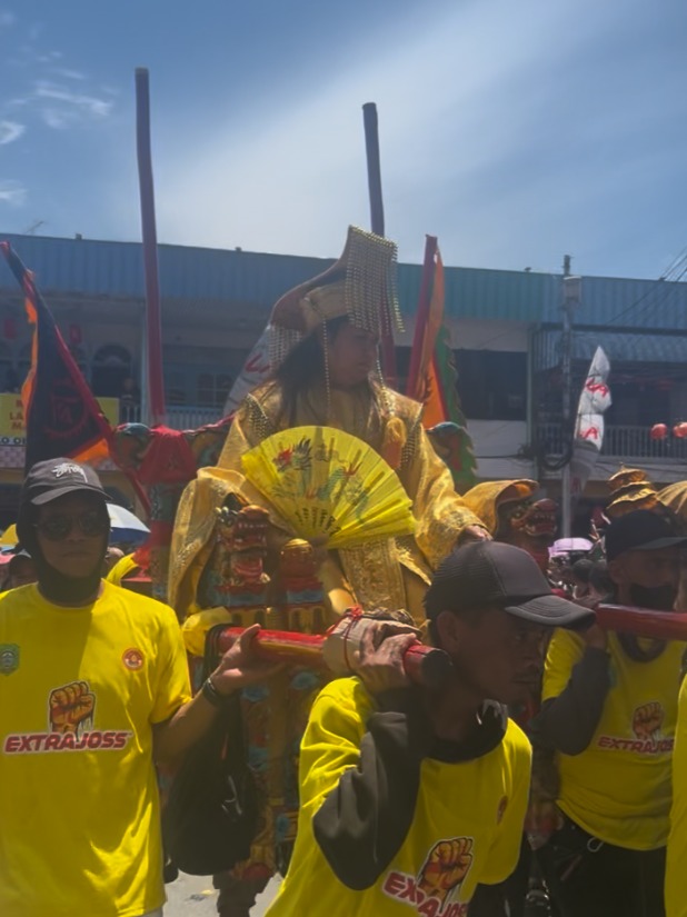moongjoonghui's tweet photo. Dari kecil sampe sekarang, vibes nya tetap Energi Extra Joss 🔥 #CapGoMehSingkawang #CapGoMehExtraJoss https://t.co/k66uG7981m