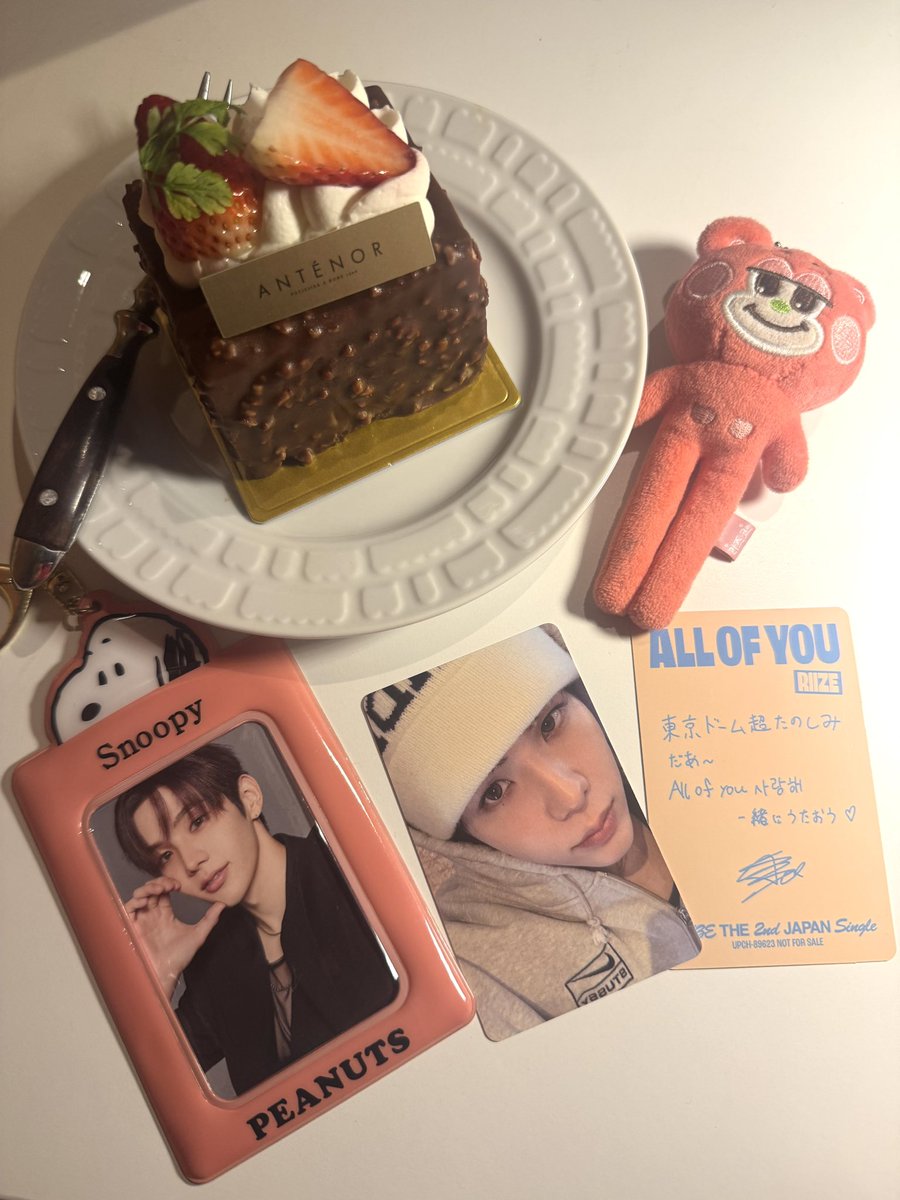 プレサの時、友達がたろちゃんにどんな誕生日ケーキが良いか聞いてくれてチョコと答えてたのを、やっとやっと食べます！ありがとう🧡
そしてビンさん誕生日おめでとう！！！