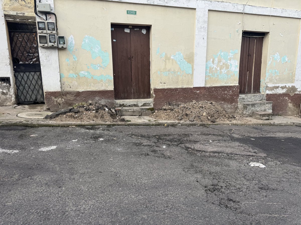 chgranja's tweet photo. @EmAseoQuito quitar esta tierra hicieron arreglos de una tubería y ya más de 1 mes no retiran adjunto fotos https://t.co/wdTCfC0G6A