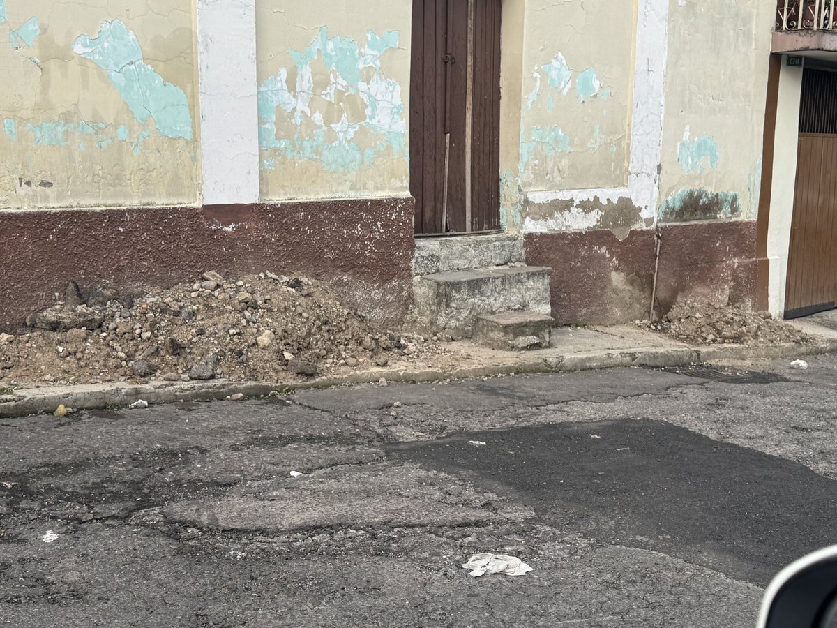 chgranja's tweet photo. @EmAseoQuito quitar esta tierra hicieron arreglos de una tubería y ya más de 1 mes no retiran adjunto fotos https://t.co/wdTCfC0G6A