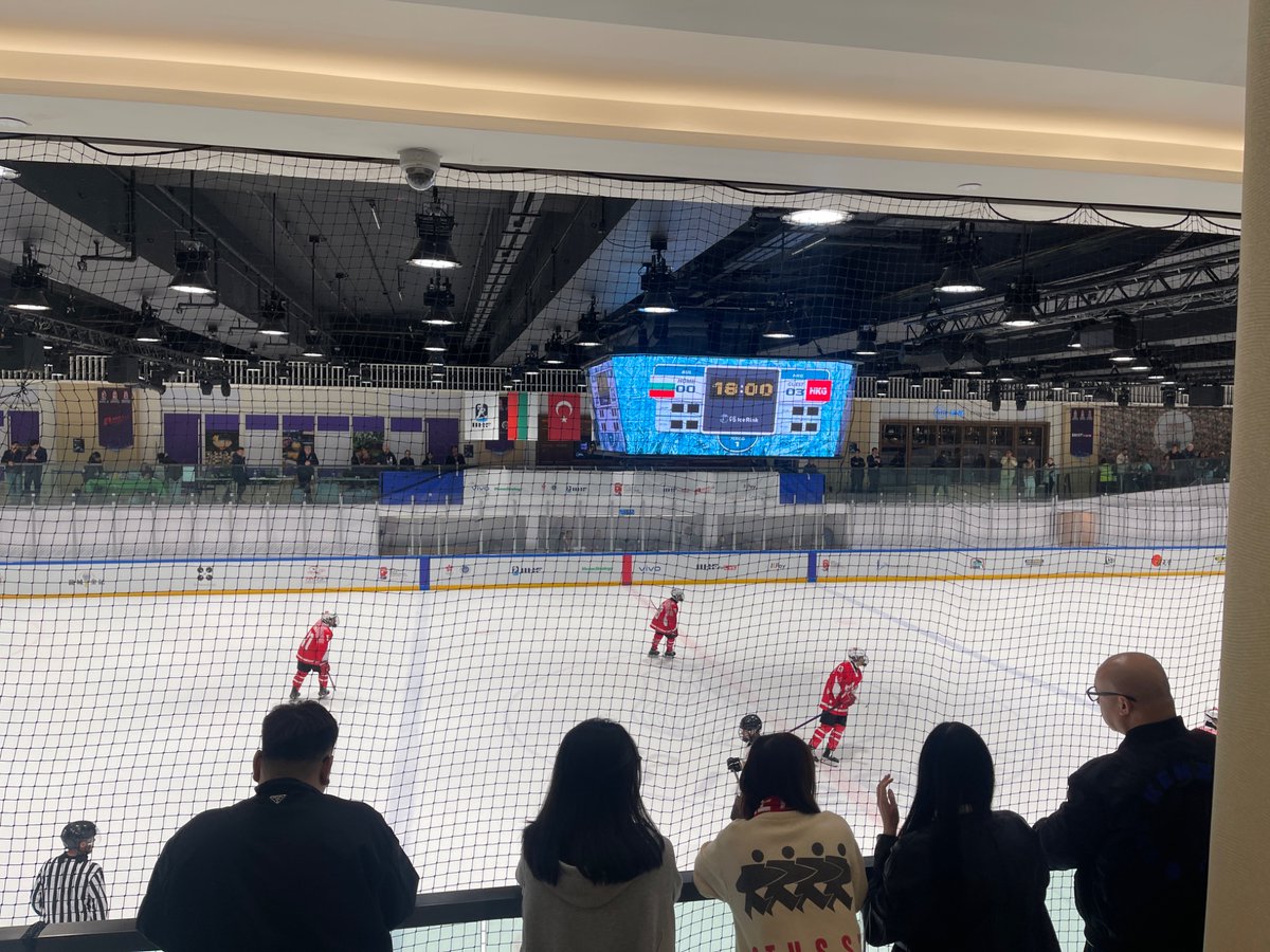 marcusleiwe's tweet photo. Start of the 4th quarter and interesting to see little Hong Kong 🇭🇰 take it to Bulgaria 🇧🇬 in the U18 world championships. 加油👏 #iihf https://t.co/ZUtui0ikjk