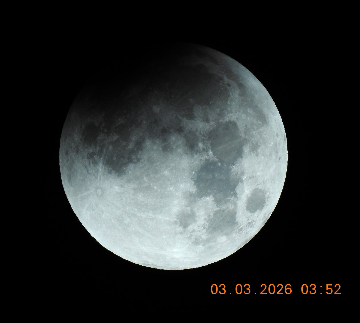 SaganSw's tweet photo. La Luna todavía eclipsada se ha ocultado entre los volcanes. Aquí les comparto algunas de las fotografías que he tomado esta madrugada. #Eclipse #Luna #Puebla @TelevisaPuebla https://t.co/vhlLXBtVVs