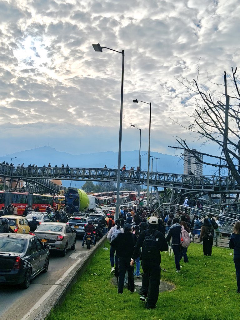 El sistema de transporte más INÚTIL del MUNDO. Dan vergüenza <a href="/TransMilenio/">TransMilenio</a>