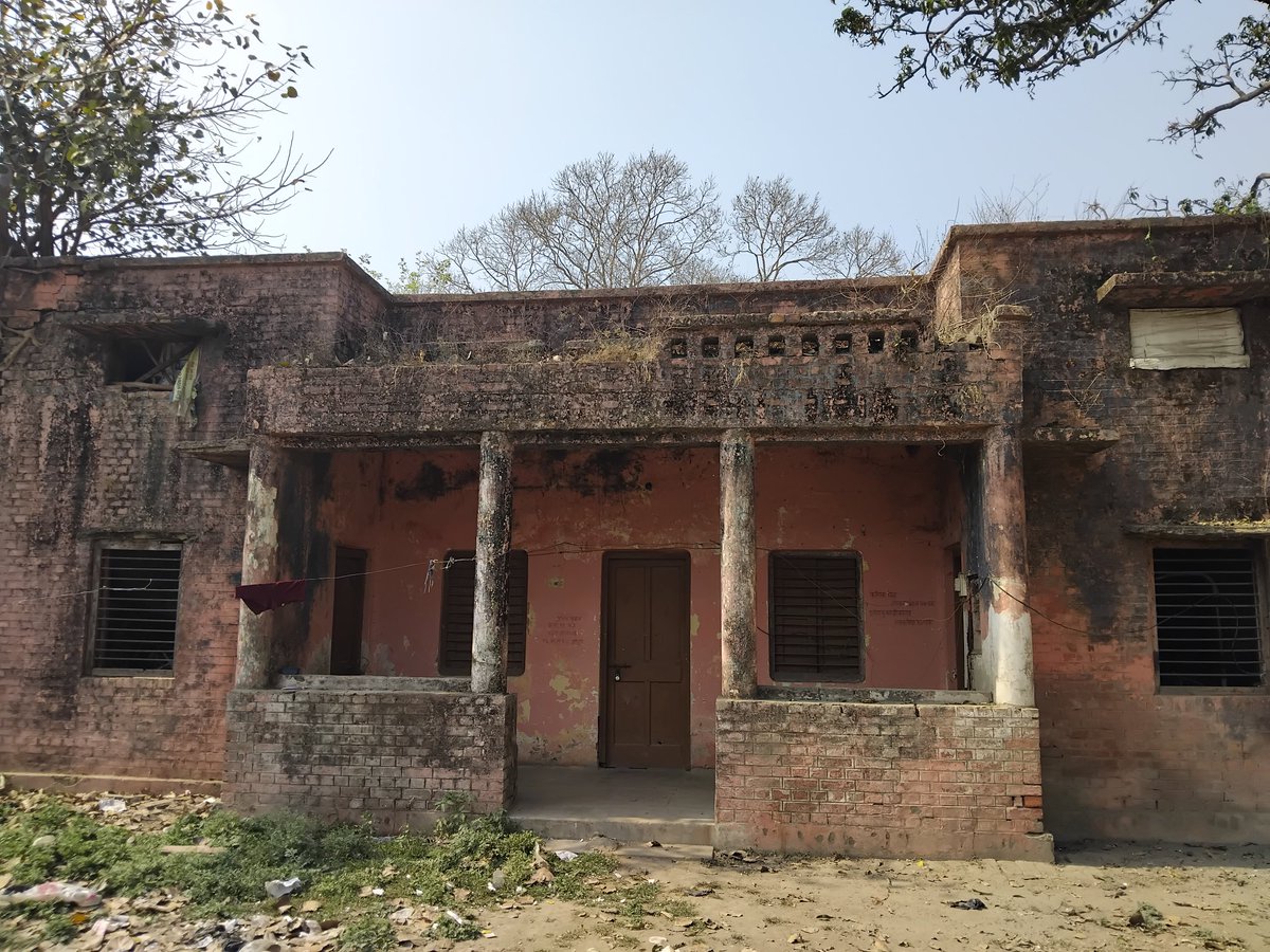 khagendra231931's tweet photo. गोंडा जिले का पीएचसी मसकनवा पूरी तरह जर्जर अवस्था में।50 हजार से अधिक आबादी को नहीं मिल रहीं हैं आकस्मिक स्वास्थ्य सेवाएं। पीएचसी पर एक भी एमबीबीएस चिकित्सक की तैनाती नहीं। एंटी रेबीज इंजेक्शन भी नहीं लगता है।
खगेंद्र 9792372175
@CMOfficeUP @dmgonda2 @brajeshpathakup @CdoGonda https://t.co/INuzFTSvgr
