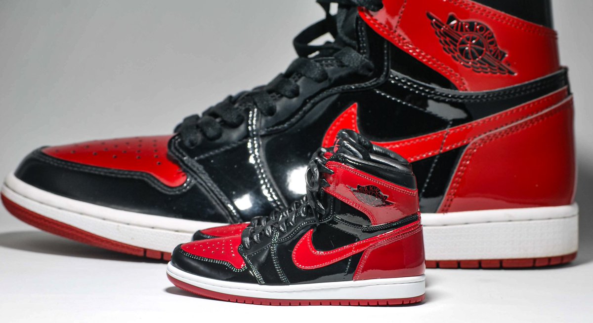 s0uta_se3p's tweet image. #ミニチュアの日
出遅れたぁ〜🤣
完成させたら並ばせたかったのさ〜。
パテントブレッドはOG仕様だからプラモの85仕様とはシルエットが若干違いますが結構似てるでしょ？
ハイカットは履くのが手間なのでシューレースはラフにする派です。
BANDAI NIKE AIR JORDAN 1 HIGH 85  MODEL KIT
#airjordan