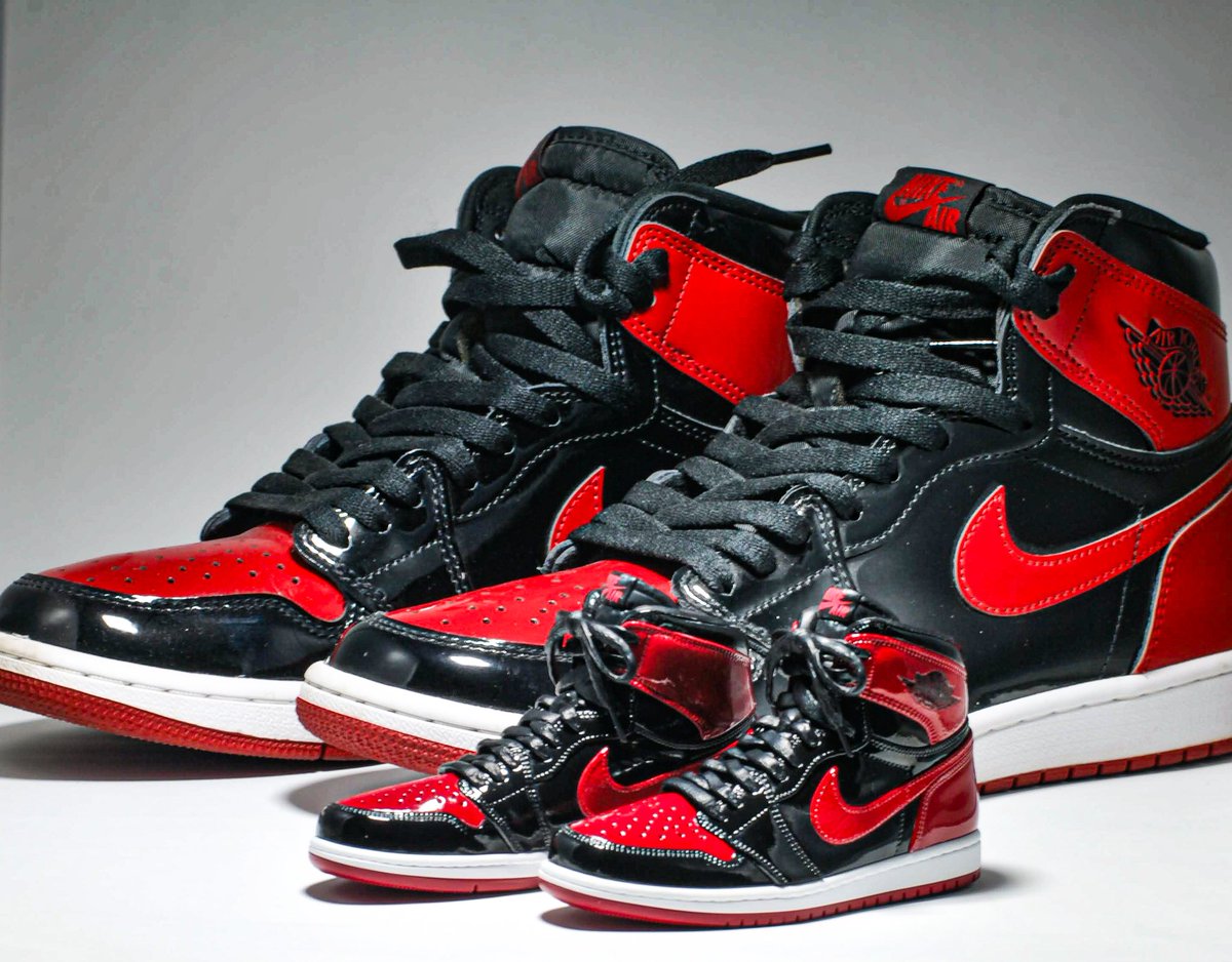 s0uta_se3p's tweet image. #ミニチュアの日
出遅れたぁ〜🤣
完成させたら並ばせたかったのさ〜。
パテントブレッドはOG仕様だからプラモの85仕様とはシルエットが若干違いますが結構似てるでしょ？
ハイカットは履くのが手間なのでシューレースはラフにする派です。
BANDAI NIKE AIR JORDAN 1 HIGH 85  MODEL KIT
#airjordan