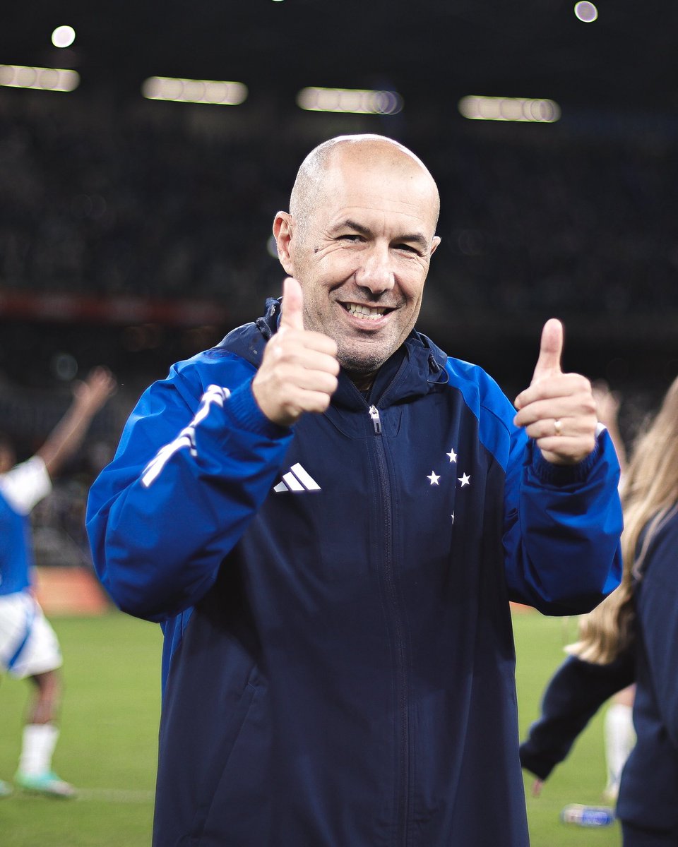 futebol_info's tweet photo. ⚠️ URGENTE!

Flamengo acerta a contratação do técnico Leonardo Jardim.

O português é aguardado ainda hoje no Rio de Janeiro.

O Fla e o estafe de Jardim já vinham alinhando os detalhes desde antes de Filipe Luís ser avisado sobre a demissão.

A princípio, o contrato será até o fim de 2027.

🗞️ @geglobo
📸 Gustavo Martins/CEC