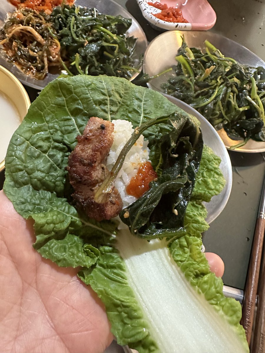 ters20033's tweet photo. 동해 바다 보고
고기 굽는 순간,

내 안에서 긴급 비상회의가 열렸다.

🫃 ���:
“파도 봤으���까 이제 단백질.”

🧠 머리:
“조금 전에 김치도 먹었어.”

💛 마음:
“동해야… 낭만이야…”

🫀 몸:
“…이미 상추 펼쳤어. 토론 끝.”

결론:
동해는 바다가 아니라
식욕을 깨우는 바람이다.

#동해여행 #동해맛집 #국내여행 #먹방 #바다여행 #힐링