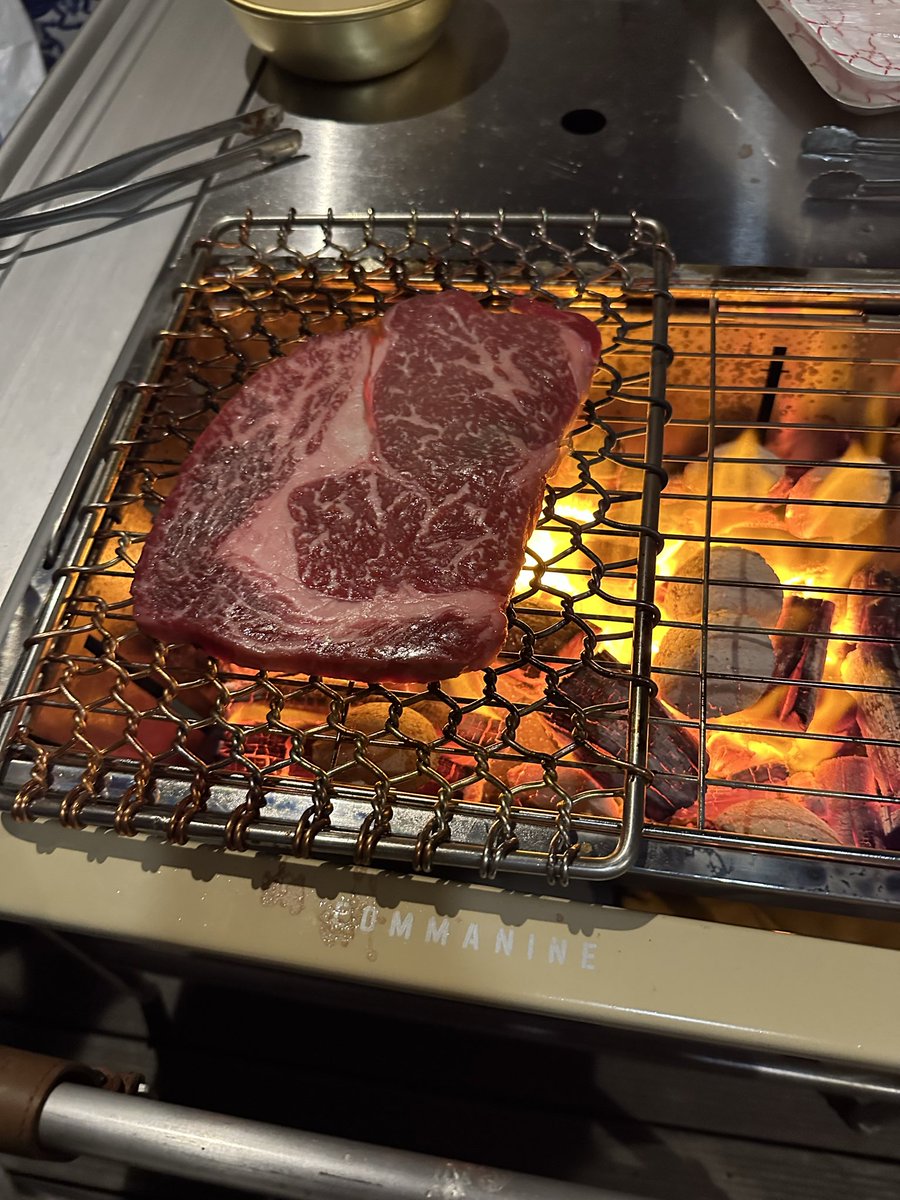 ters20033's tweet photo. 동해 바다 보고
고기 굽는 순간,

내 안에서 긴급 비상회의가 열렸다.

🫃 ���:
“파도 봤으���까 이제 단백질.”

🧠 머리:
“조금 전에 김치도 먹었어.”

💛 마음:
“동해야… 낭만이야…”

🫀 몸:
“…이미 상추 펼쳤어. 토론 끝.”

결론:
동해는 바다가 아니라
식욕을 깨우는 바람이다.

#동해여행 #동해맛집 #국내여행 #먹방 #바다여행 #힐링