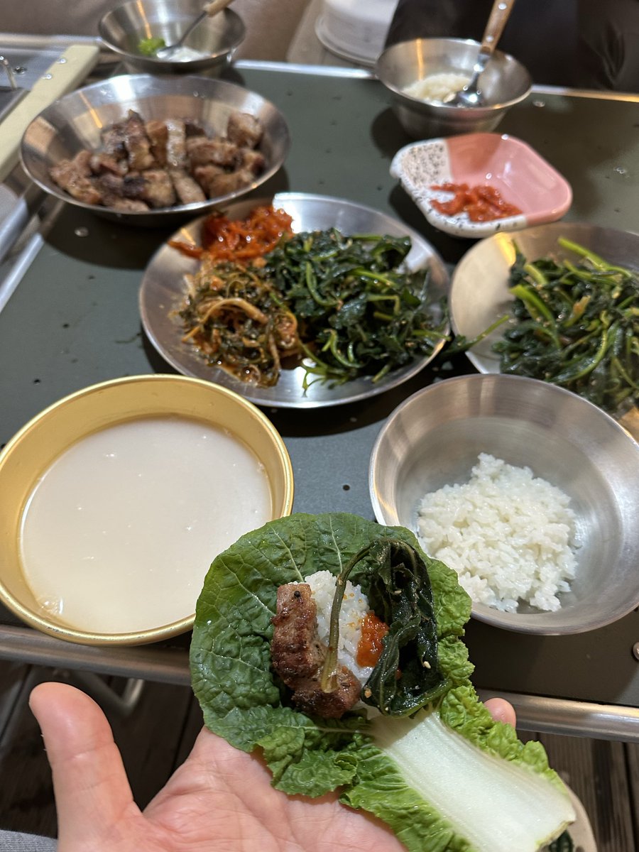 ters20033's tweet photo. 동해 바다 보고
고기 굽는 순간,

내 안에서 긴급 비상회의가 열렸다.

🫃 ���:
“파도 봤으���까 이제 단백질.”

🧠 머리:
“조금 전에 김치도 먹었어.”

💛 마음:
“동해야… 낭만이야…”

🫀 몸:
“…이미 상추 펼쳤어. 토론 끝.”

결론:
동해는 바다가 아니라
식욕을 깨우는 바람이다.

#동해여행 #동해맛집 #국내여행 #먹방 #바다여행 #힐링