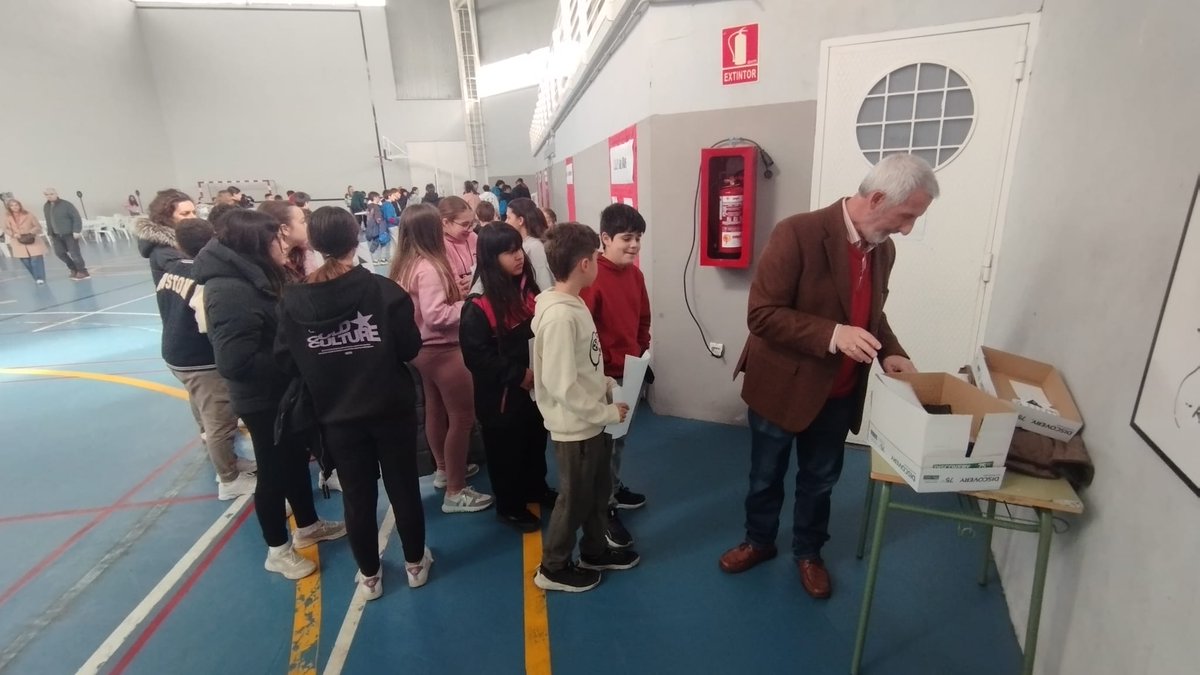 Alrededor de 300 alumnos de los colegios e institutos de Santa Marta han participado esta mañana en la actividad "Matemáticas en la calle" a la que también se han unido otros vecinos del municipio interesados en esta disciplina