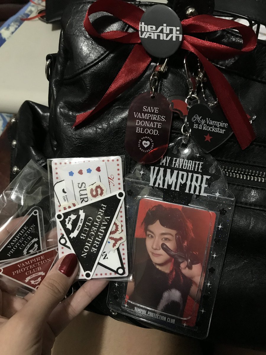 rikizpocket's tweet photo. proud member of #vampireprotectionclub 🙂↕️🩸🖤❤️ i am sooo putting that brooch everywhere HEHE thank you sm k @alpha018_ suuuuuper worth the wait 🥰 https://t.co/AngycSoASM