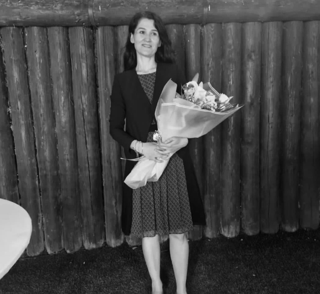 Uzun zaman doktorlarımızı, hemşirelerimizi, sağlık personellerimizi vahşi saldırılardan korumak için çok mücadele verdik. Anlattık, yazdık, gündeme getirdik. Hiç değilse biraz yol alındı. 

Eğitimin tüm çilesini çeken, siyasilerin yanlış kararlarını özveriyle kapatan, bazı