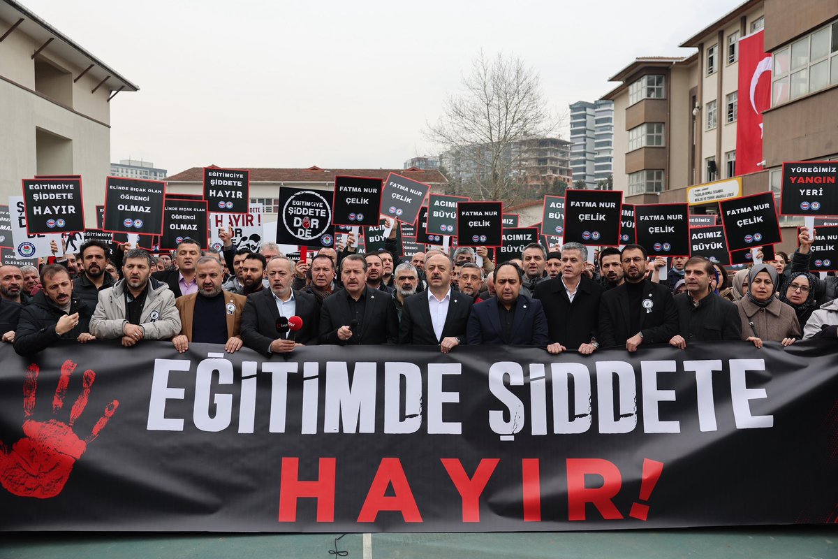 ebsedirne1's tweet photo. Fatma Nur Çelik Öğretmenimizi Ebediyete Uğurladık
Hayatını kaybeden meslektaşımız Fatma Nur Çelik öğretmenimize Allah’tan rahmet, acılı ailesine, yakınlarına, çalışma arkadaşlarına, öğrencilerine ve tüm eğitim çalışanlarına baş sağlığı diliyoruz.
#egitimdeSiddetehayır https://t.co/6B9XTGnsLr