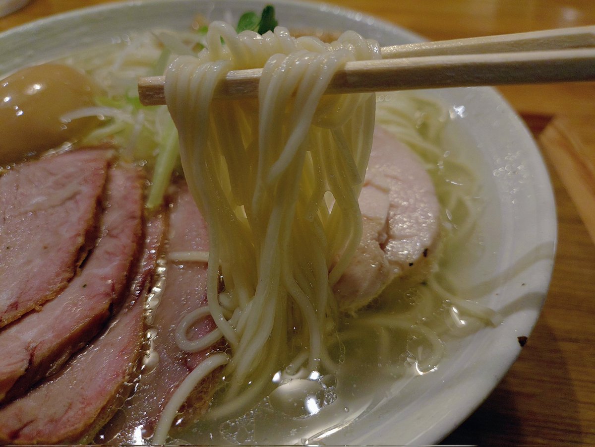 diverunner1976's tweet photo. 所用で訪れた甲府🍇での、本日2回目の麺活🍜💦は、1月15日以来の訪問となりました、MENYA OKIBIの特製鶏塩らぁ麺(画像は麺大盛)です😸

親鶏スープにハマグリから取った出汁と、瀬戸内産の天然藻塩をブレンドしたかえしを使っているそうです😋

#ラーメン #MENYAOKIBI #OKIBI #特製鶏塩らぁ麺 #甲府市 https://t.co/BLij4zzFwV