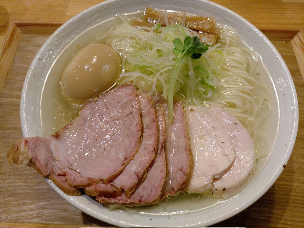 diverunner1976's tweet photo. 所用で訪れた甲府🍇での、本日2回目の麺活🍜💦は、1月15日以来の訪問となりました、MENYA OKIBIの特製鶏塩らぁ麺(画像は麺大盛)です😸

親鶏スープにハマグリから取った出汁と、瀬戸内産の天然藻塩をブレンドしたかえしを使っているそうです😋

#ラーメン #MENYAOKIBI #OKIBI #特製鶏塩らぁ麺 #甲府市 https://t.co/BLij4zzFwV