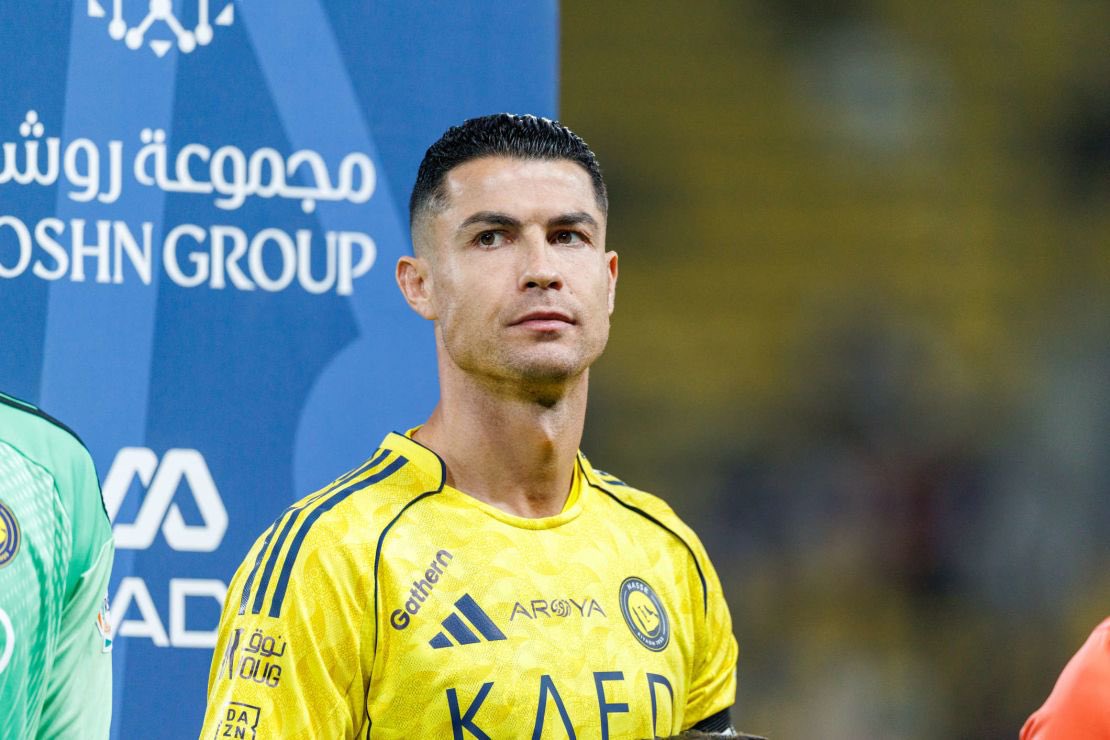 #Internacionales | 🇸🇦🚨 El futbolista portugués Cristiano Ronaldo escapó de #ArabiaSaudita junto a su familia tras el ataque de Irán a la Embajada de EE. UU. en Riad, ciudad donde reside desde enero de 2023 como jugador del Al-Nassr. El ataque ocurrió cerca de su residencia, lo