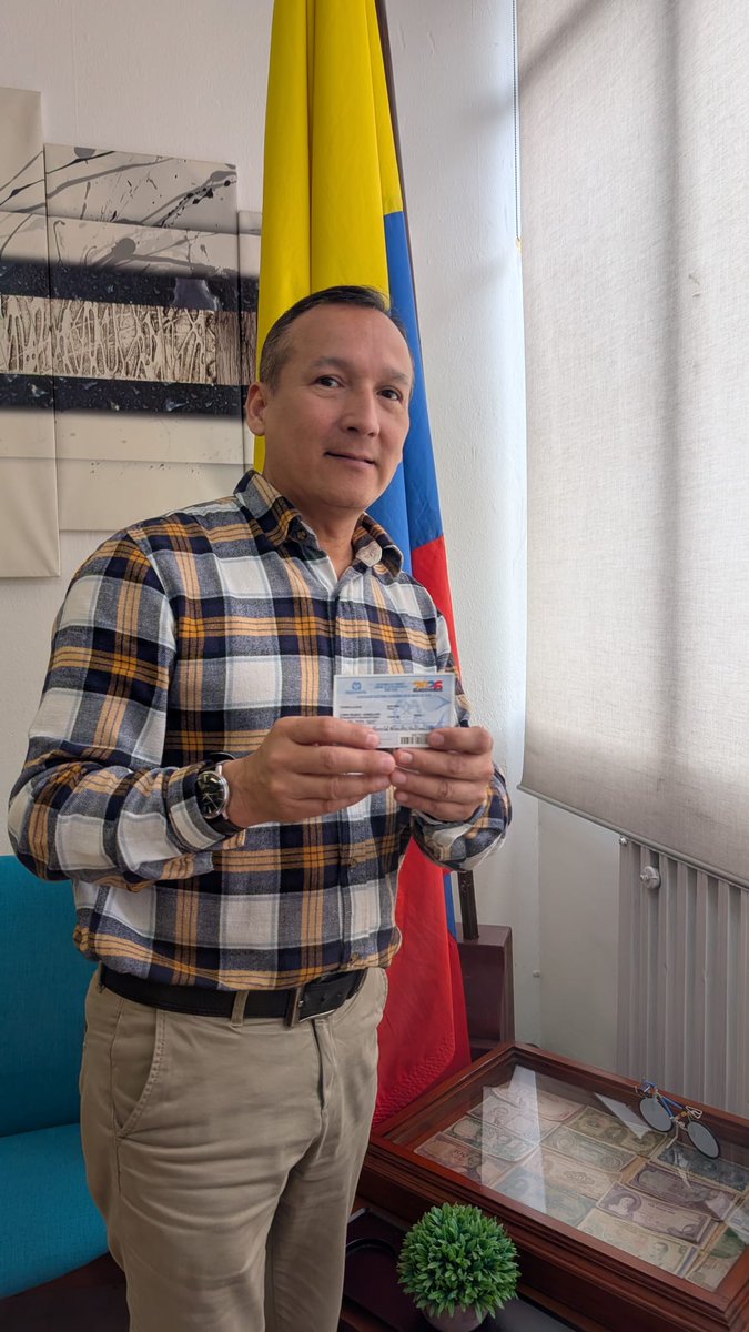 Asocolvas's tweet photo. Cumplí con mi país desde el exterior. 🇨🇴🗳️ Voto por una Colombia que incluya a la clase trabajadora y dignifique a los más necesitados.

No podemos permitir el regreso de quienes nos sumieron en el atraso por décadas. ¡El progreso es el único camino! 📈

#EleccionesColombia #Voto https://t.co/xk2Z4NWIOm