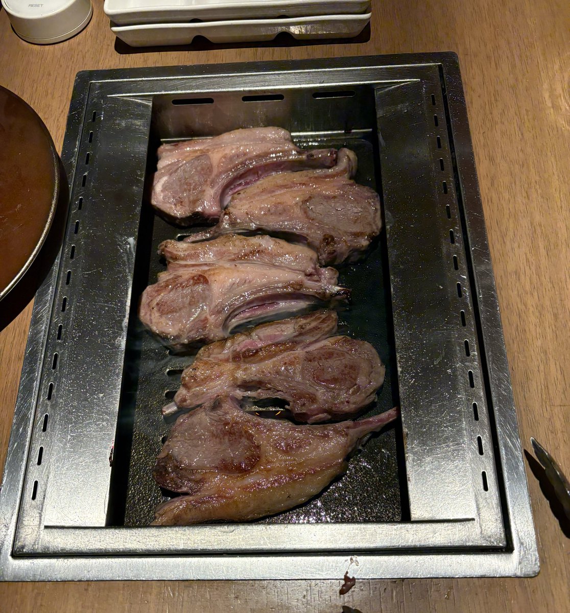Shum_pppppp's tweet photo. いきなりラムチョップ6本焼くなんて聞いてない！！！ https://t.co/iiGTVmgdND
